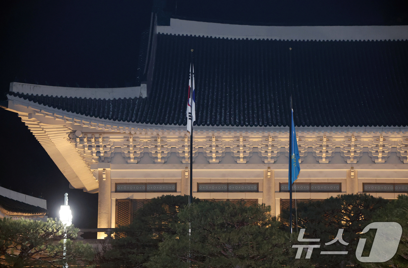 (서울=뉴스1) 허경 기자 = 대통령실의 공식 명칭이 '청와대'로 변경된 29일 자정 청와대 본관 앞에 봉황기가 다시 게양되고 있다. (청와대통신사진기자단) 2025.12.29/뉴 …