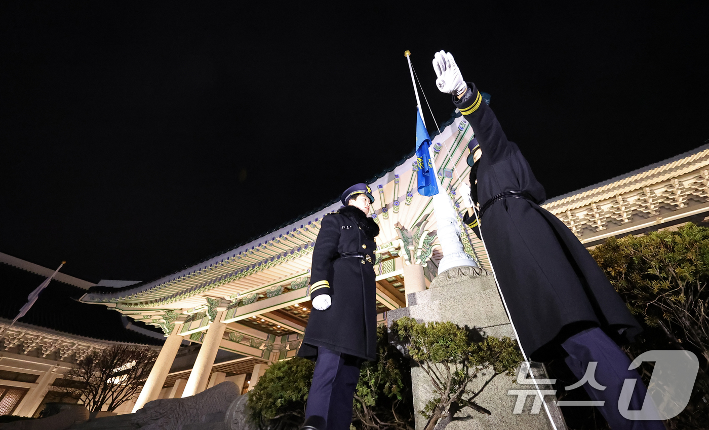 (서울=뉴스1) 허경 기자 = 대통령실의 공식 명칭이 '청와대'로 변경된 29일 자정 청와대 본관 앞에 봉황기가 다시 게양되고 있다. (청와대통신사진기자단) 2025.12.29/뉴 …