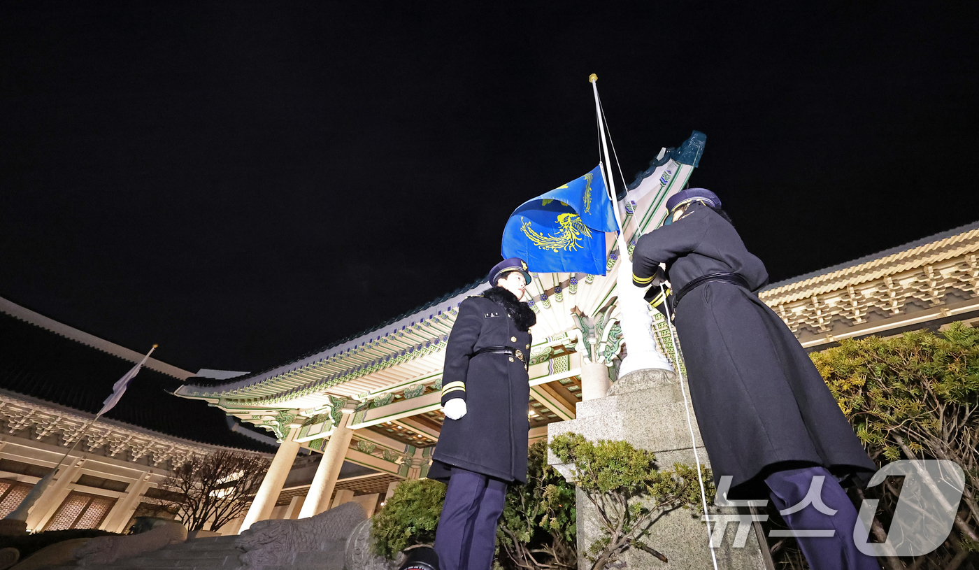 (서울=뉴스1) 허경 기자 = 대통령실의 공식 명칭이 '청와대'로 변경된 29일 자정 청와대 본관 앞에 봉황기가 다시 게양되고 있다. (청와대통신사진기자단) 2025.12.29/뉴 …
