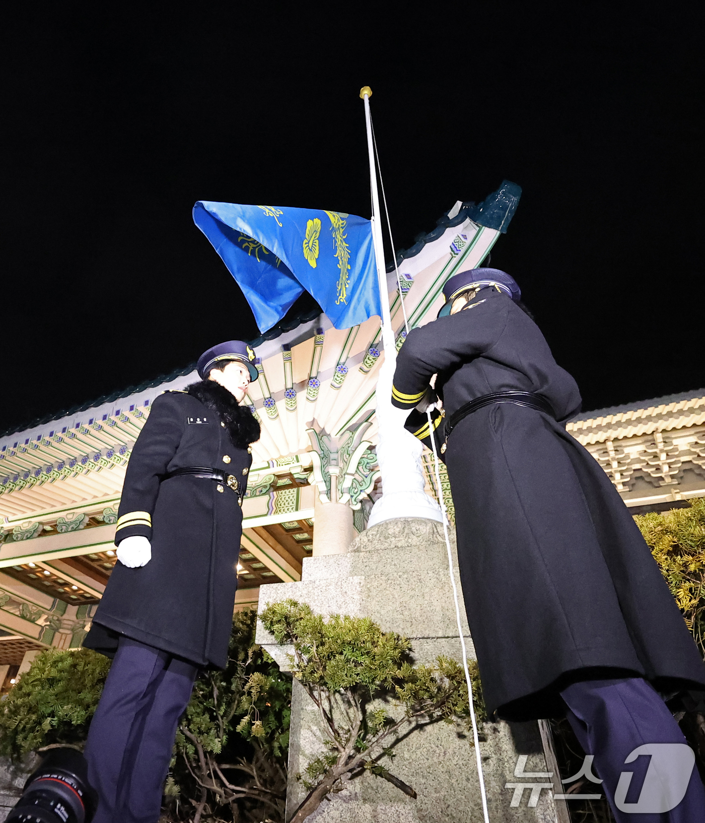 (서울=뉴스1) 허경 기자 = 대통령실의 공식 명칭이 '청와대'로 변경된 29일 자정 청와대 본관 앞에 봉황기가 다시 게양되고 있다. (청와대통신사진기자단) 2025.12.29/뉴 …