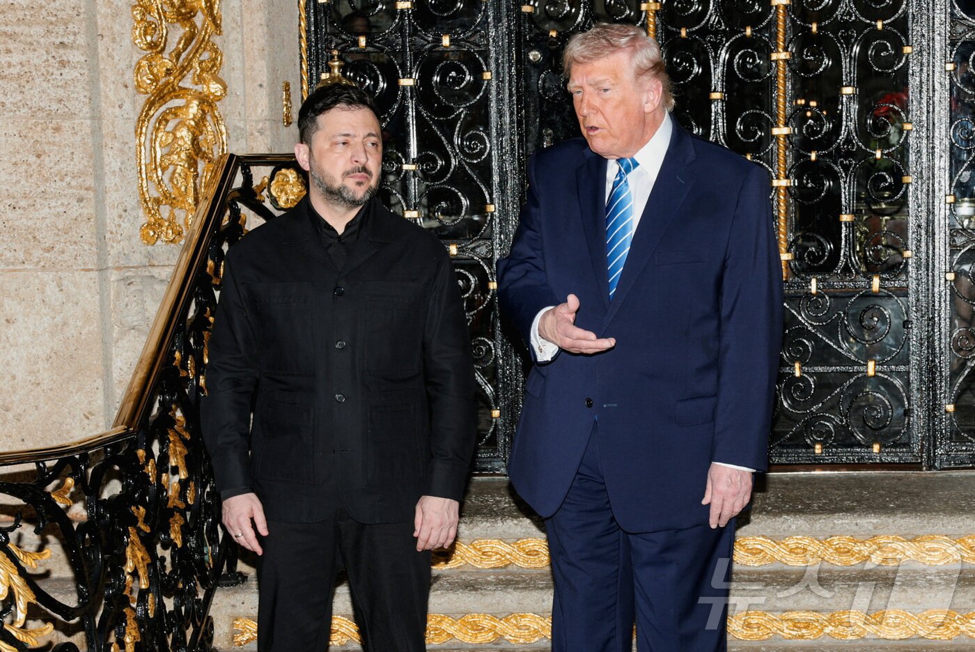 본문 이미지 - 도널드 트럼프 미국 대통령과 볼로드미르 젤렌스키 우크라이나 대통령이 29일(현지시간) 플로리다주 마러라고에서 만나 회담장으로 향하고 있다. 2025.12.28. ⓒ 로이터=뉴스1 ⓒ News1 류정민 특파원