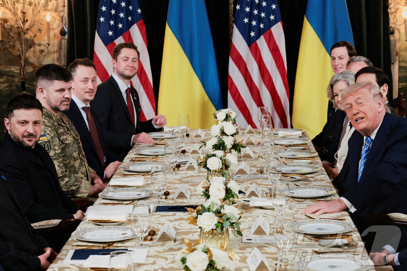 (마러라고 로이터=뉴스1) 류정민 특파원 = 도널드 트럼프 미국 대통령이 28일(현지시간) 플로리다주 마러라고에서 열린 볼로드미르 젤렌스키 우크라이나 대통령과의 오찬을 겸한 회담에 …