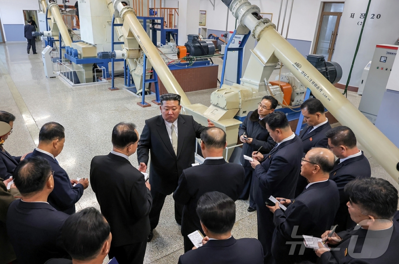 (평양 노동신문=뉴스1) = 북한 노동당 기관지 노동신문은 29일 김정은 북한 노동당 총비서가 전날 평안남도 은산군에 건설된 종이공장 준공식에 참석했다고 보도했다. 리일환 당 비서 …