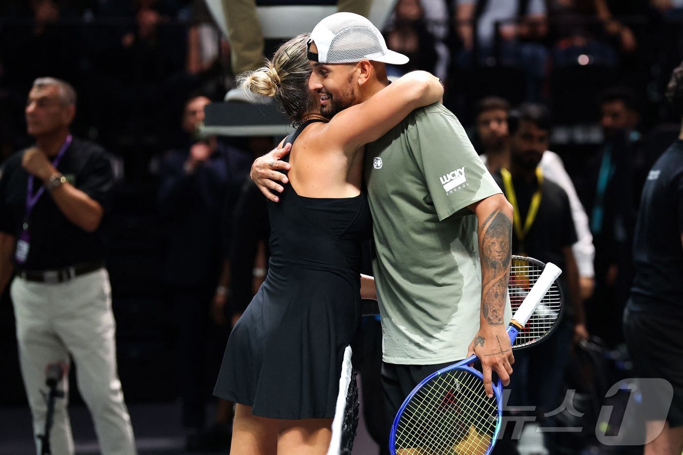 본문 이미지 - 사살 4번째 테니스 성대결을 펼친 사발렌카(왼쪽)와 키리오스.ⓒ AFP=뉴스1