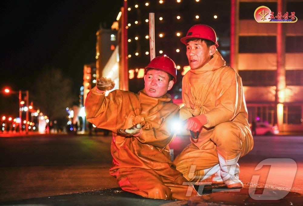 (평양 노동신문=뉴스1) = 북한 노동당 기관지 노동신문은 29일 "비록 요란한 위훈이 창조되는 일터는 아니여도 자기들이 하는 일이 시민들에게 기쁨을 안겨주고 나라에 조금이라도 보 …