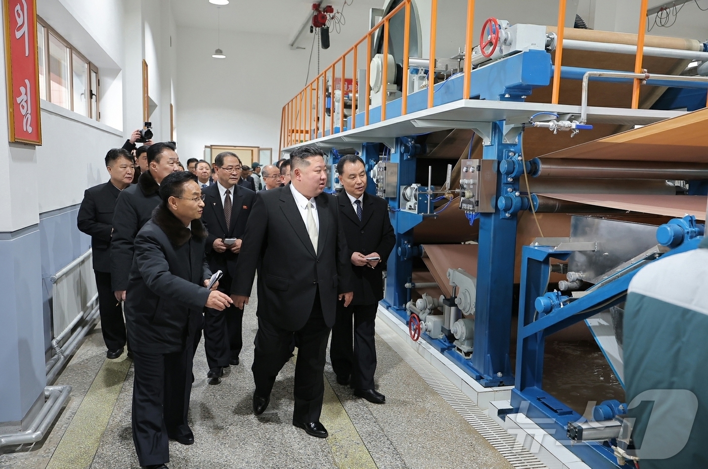 (평양 노동신문=뉴스1) = 북한 노동당 기관지 노동신문은 29일 김정은 북한 노동당 총비서가 전날 평안남도 은산군에 건설된 종이공장 준공식에 참석했다고 보도했다. 리일환 당 비서 …