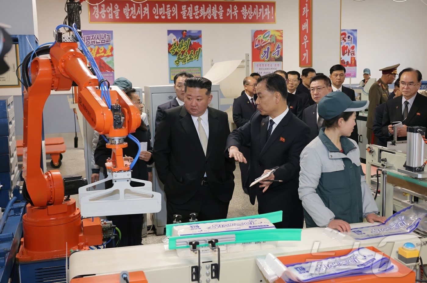 (평양 노동신문=뉴스1) = 북한 노동당 기관지 노동신문은 29일 김정은 북한 노동당 총비서가 전날 평안남도 은산군에 건설된 종이공장 준공식에 참석했다고 보도했다. 리일환 당 비서 …