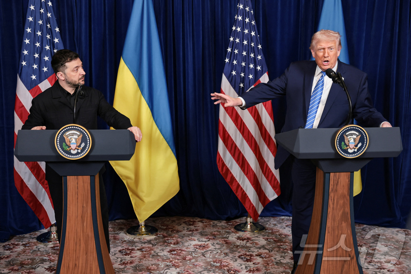 (팜비치 로이터=뉴스1) 강민경 기자 = 도널드 트럼프 미국 대통령이 28일(현지시간) 플로리다주 팜비치 마러라고 자택에서 볼로디미르 젤렌스키 우크라이나 대통령과 회담한 뒤 공동 …