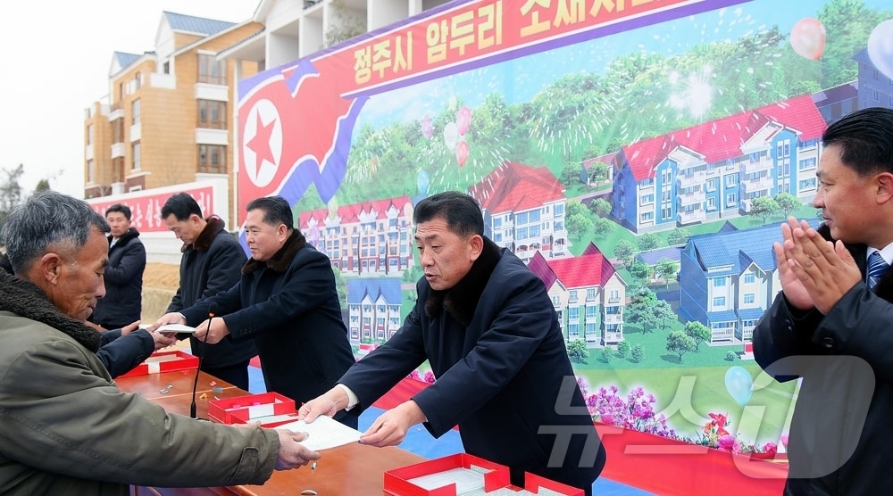 (평양 노동신문=뉴스1) = 북한 노동당 기관지 노동신문은 29일 평안북도 정주시 암두리, 박천군 봉린리, 운전군 북일리 여러 농장에 현대적인 '문화주택'이 건설됐다고 보도했다. …