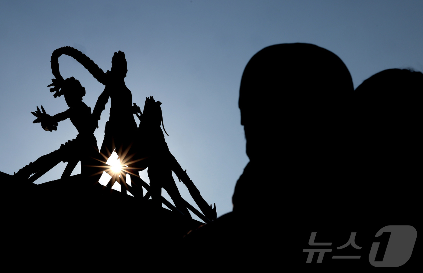 (용인=뉴스1) 장수영 기자 = 2025년 을사년(乙巳年)이 저물어가고 있다. 지난 11일 경기 용인시 에버랜드 내 케이팝 데몬 헌터스 팝업존을 찾은 관람객들이 조형물을 관람하고 …