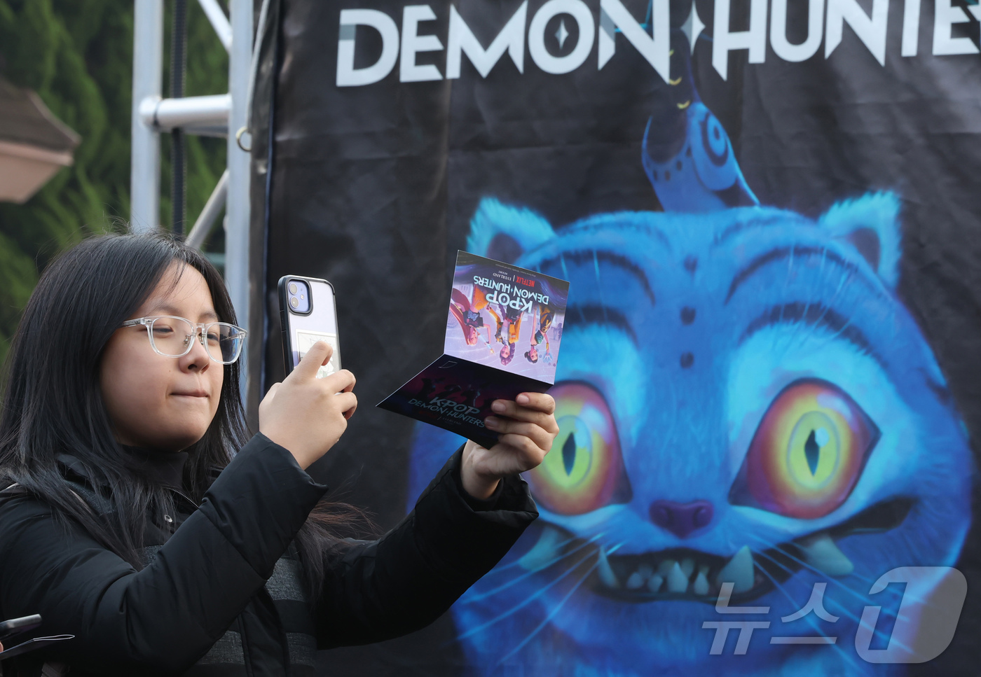 (용인=뉴스1) 장수영 기자 = 2025년 을사년(乙巳年)이 저물어가고 있다. 지난 11일 경기 용인시 에버랜드 내 케이팝 데몬 헌터스 팝업존을 찾은 관람객이 컨텐츠를 즐기고 있다 …
