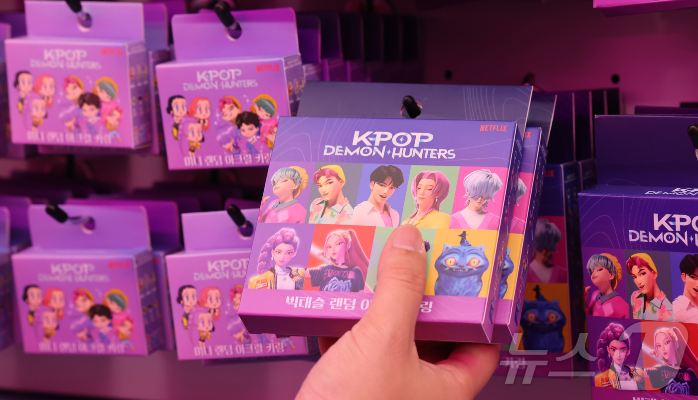 (용인=뉴스1) 장수영 기자 = 2025년 을사년(乙巳年)이 저물어가고 있다. 지난 11일 경기 용인시 에버랜드 내 케이팝 데몬 헌터스 팝업존을 찾은 관람객이 굿즈를 구매하고 있다 …