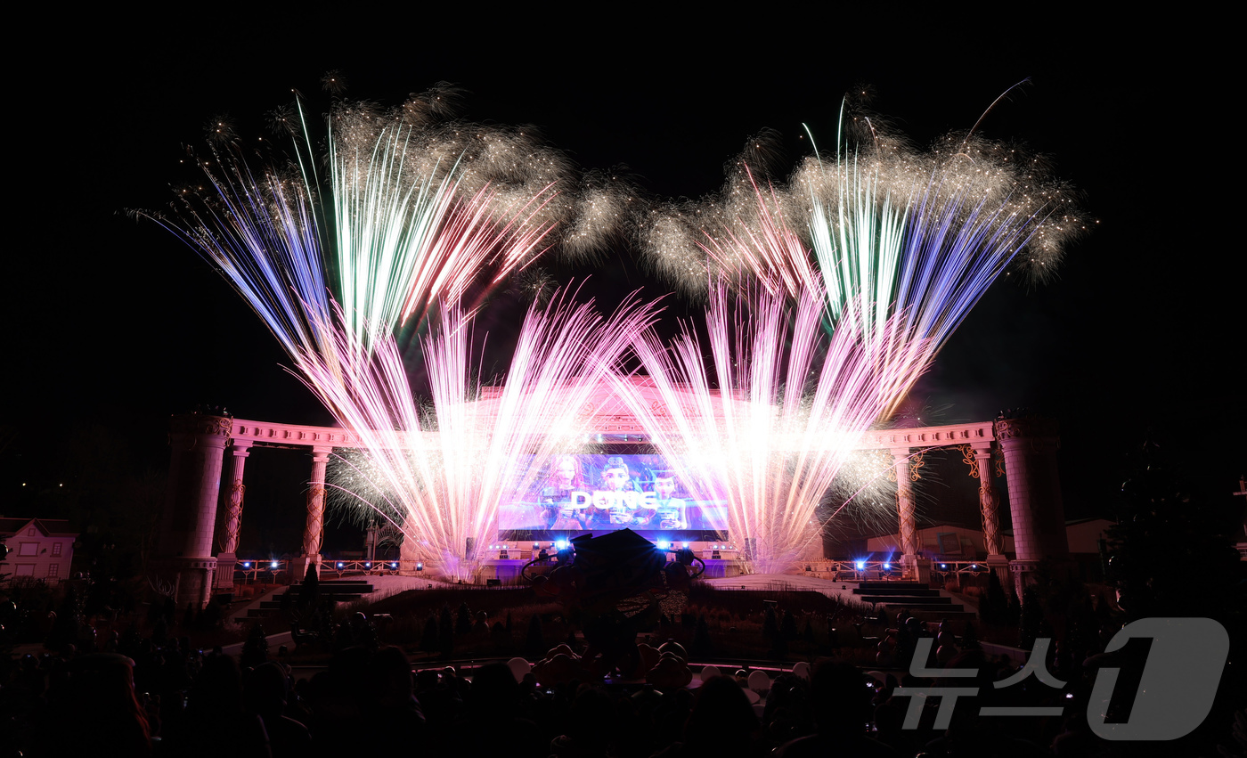 (용인=뉴스1) 장수영 기자 = 2025년 을사년(乙巳年)이 저물어가고 있다. 지난 11일 경기 용인시 에버랜드에서 케이팝 데몬 헌터스를 주제로 불꽃놀이가 펼쳐지고 있다. 2025 …