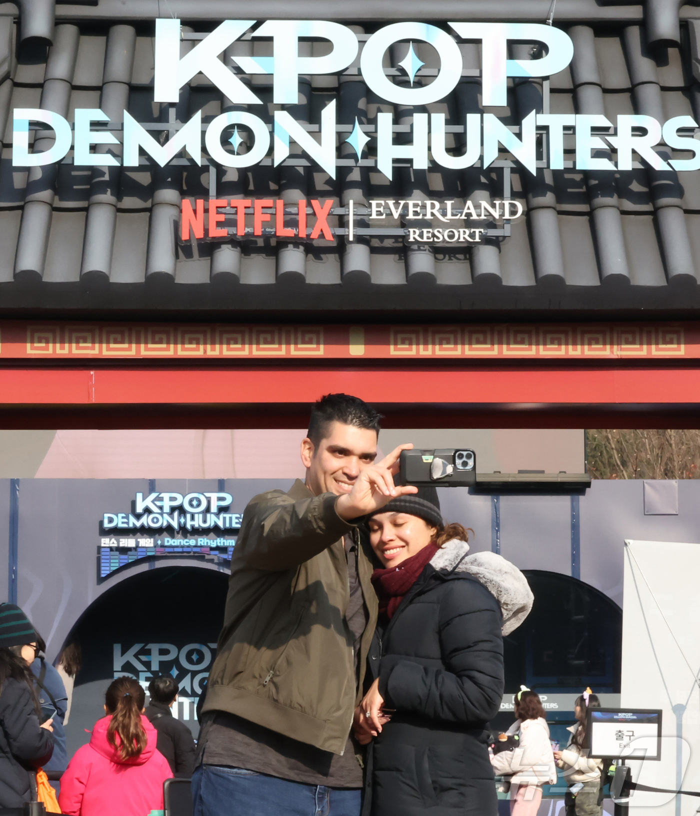 (용인=뉴스1) 장수영 기자 = 2025년 을사년(乙巳年)이 저물어가고 있다. 지난 11일 경기 용인시 에버랜드 내 케이팝 데몬 헌터스 팝업존을 찾은 외국인 관람객들이 기념촬영하고 …