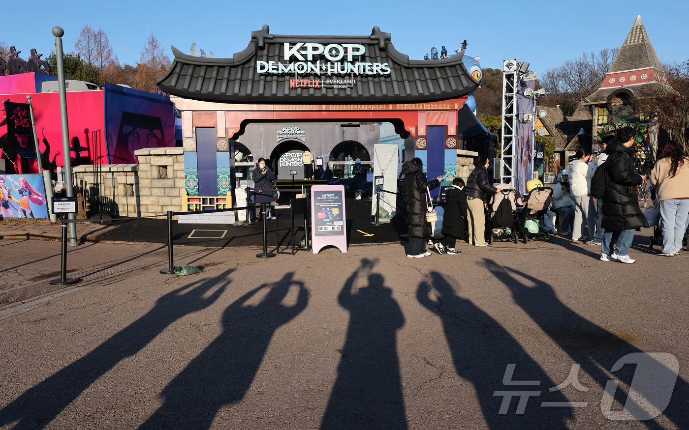 (용인=뉴스1) 장수영 기자 = 2025년 을사년(乙巳年)이 저물어가고 있다. 지난 11일 경기 용인시 에버랜드 내 케이팝 데몬 헌터스 팝업존을 찾은 관람객들이 갓 모자를 든 모습 …