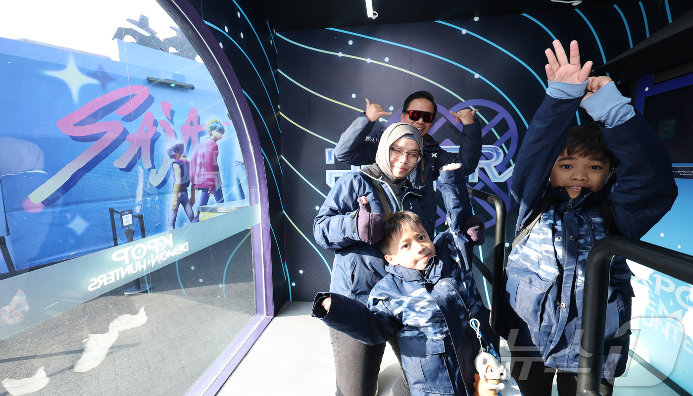 (용인=뉴스1) 장수영 기자 = 2025년 을사년(乙巳年)이 저물어가고 있다. 지난 11일 경기 용인시 에버랜드 내 케이팝 데몬 헌터스 팝업존을 찾은 외국인 관람객들이 컨텐츠를 즐 …