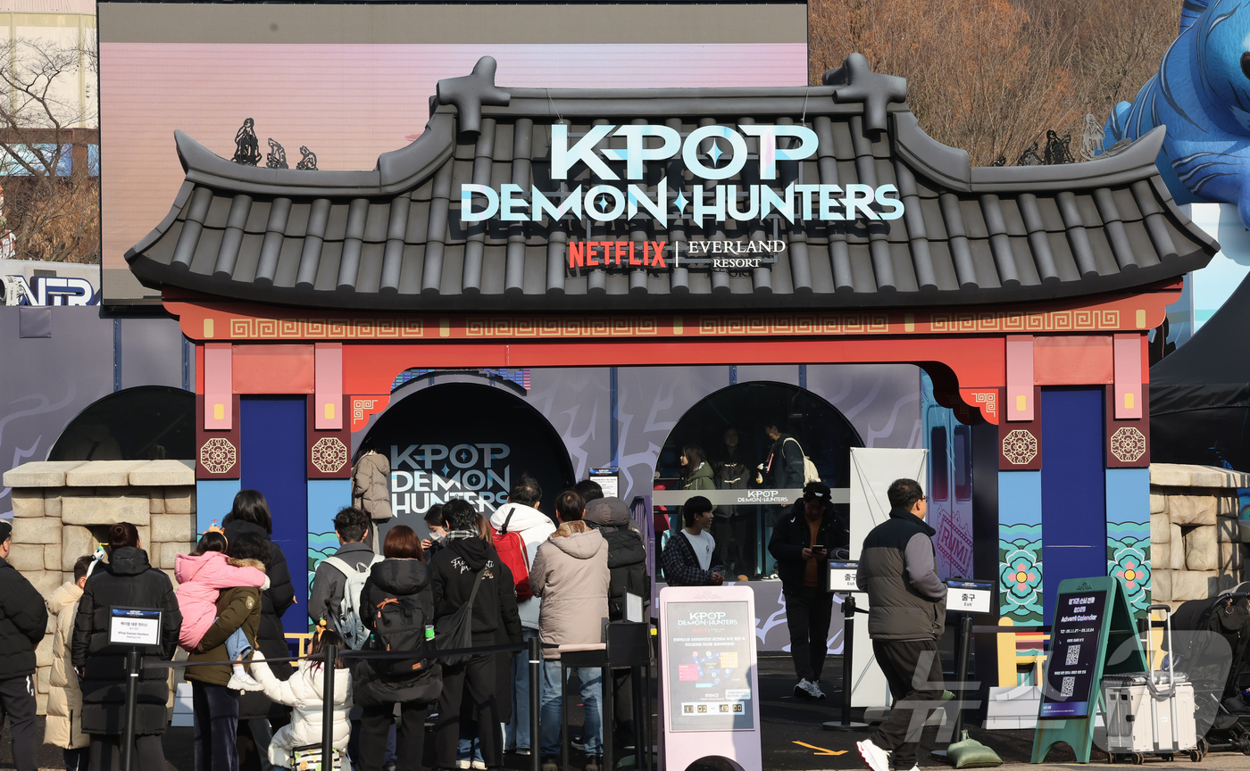 (용인=뉴스1) 장수영 기자 = 2025년 을사년(乙巳年)이 저물어가고 있다. 지난 11일 경기 용인시 에버랜드 내 케이팝 데몬 헌터스 팝업존을 찾은 관람객들이 입장을 위해 줄을 …