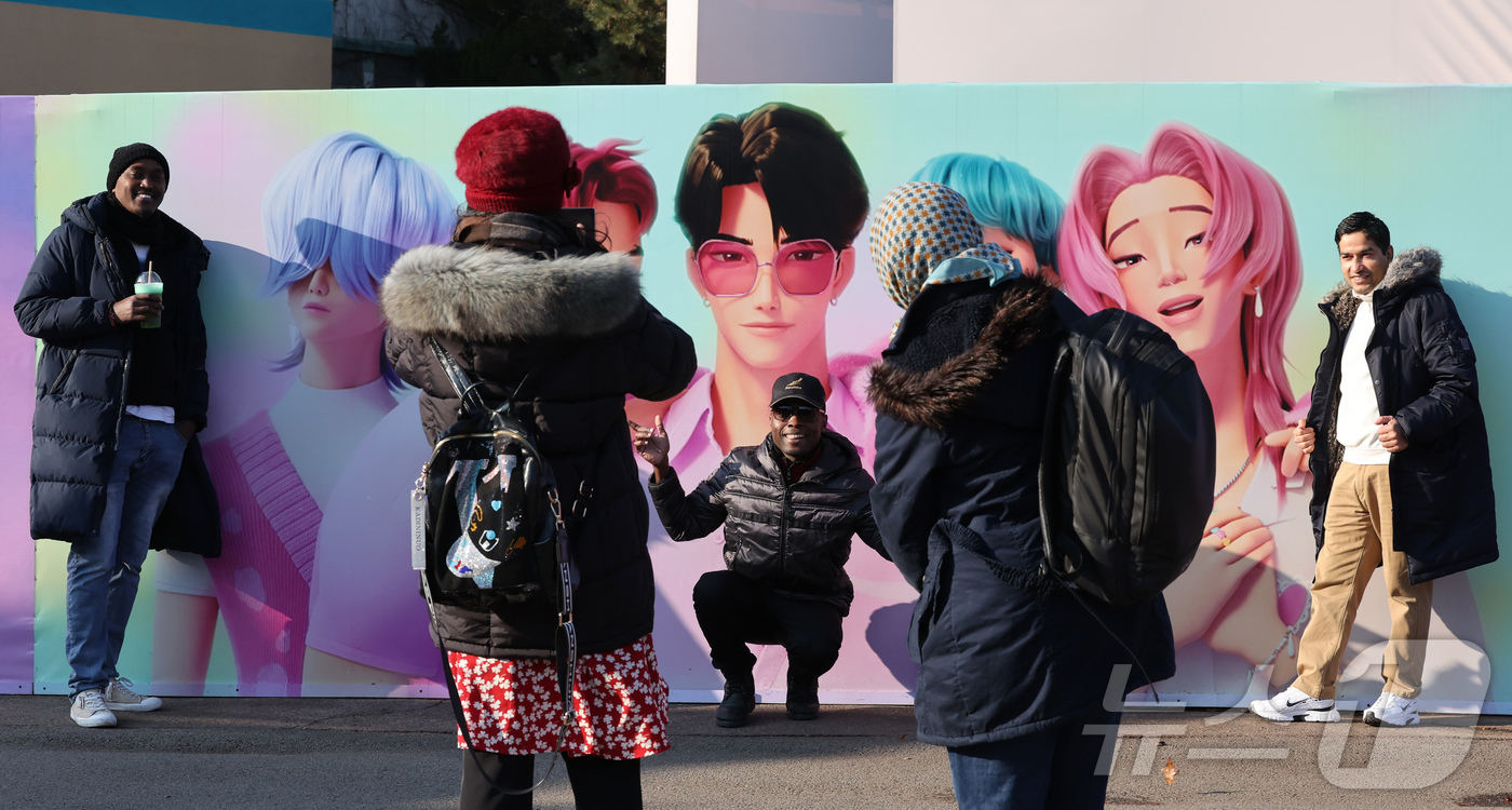 (용인=뉴스1) 장수영 기자 = 2025년 을사년(乙巳年)이 저물어가고 있다. 지난 11일 경기 용인시 에버랜드 내 케이팝 데몬 헌터스 팝업존을 찾은 외국인 관람객들이 기념촬영하고 …