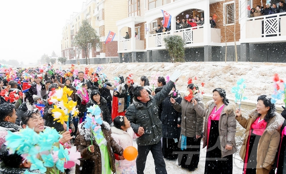 (평양 노동신문=뉴스1) = 북한 노동당 기관지 노동신문은 29일 평안북도 정주시 암두리, 박천군 봉린리, 운전군 북일리 여러 농장에 현대적인 '문화주택'이 건설됐다고 보도했다. …