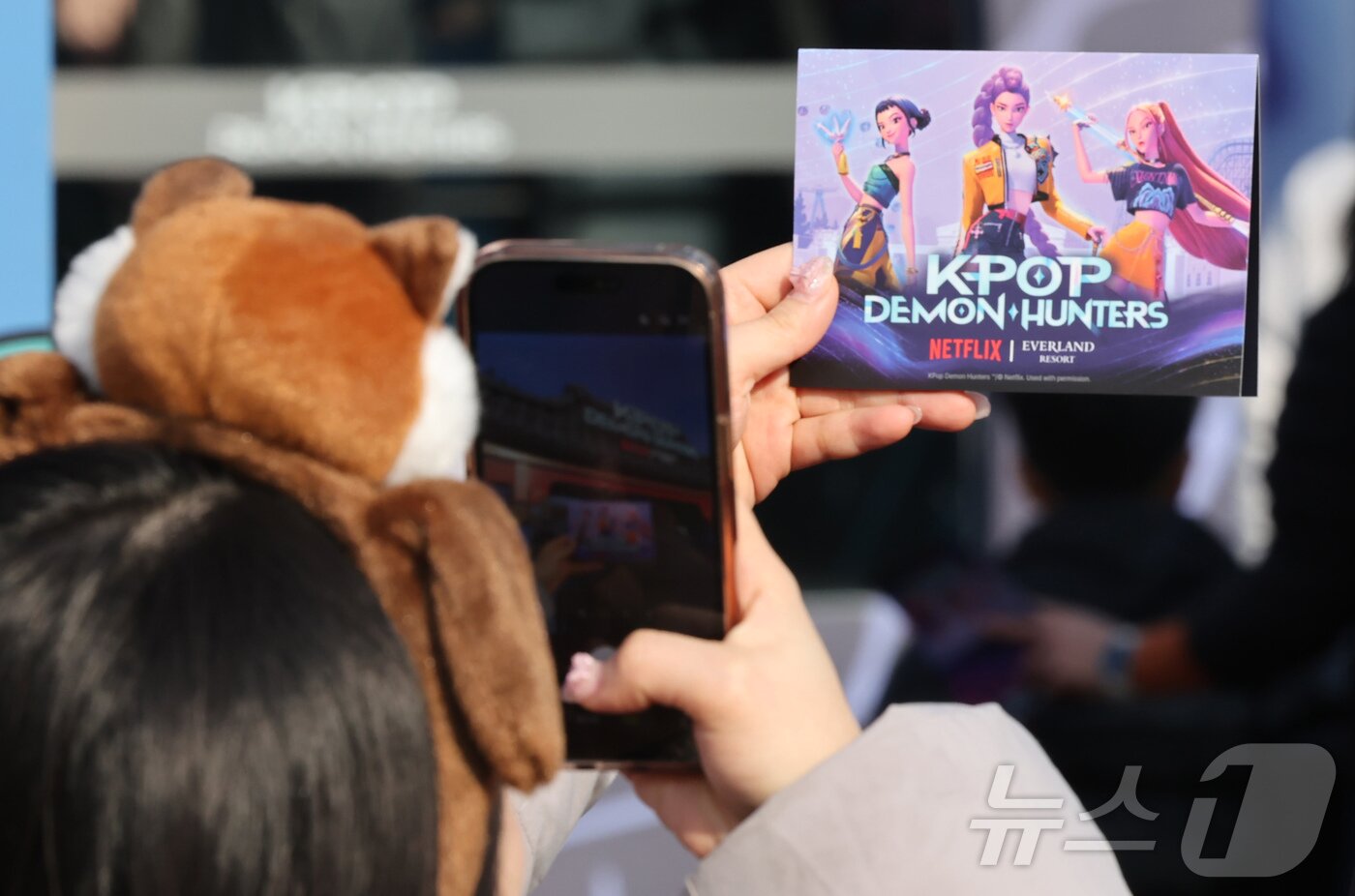 본문 이미지 - 경기 용인시 에버랜드 내 케이팝 데몬 헌터스 팝업존을 찾은 관람객이 행사장을 촬영하고 있다. ⓒ News1 장수영 기자