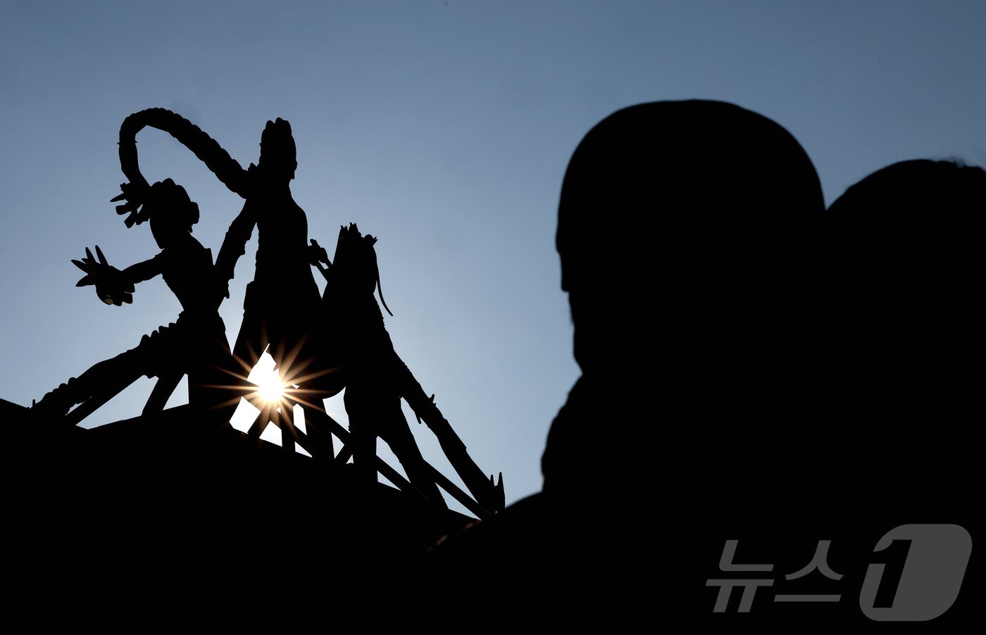 본문 이미지 - 경기 용인시 에버랜드 내 케이팝 데몬 헌터스 팝업존을 찾은 관람객들이 조형물을 관람하고 있다. ⓒ News1 장수영 기자