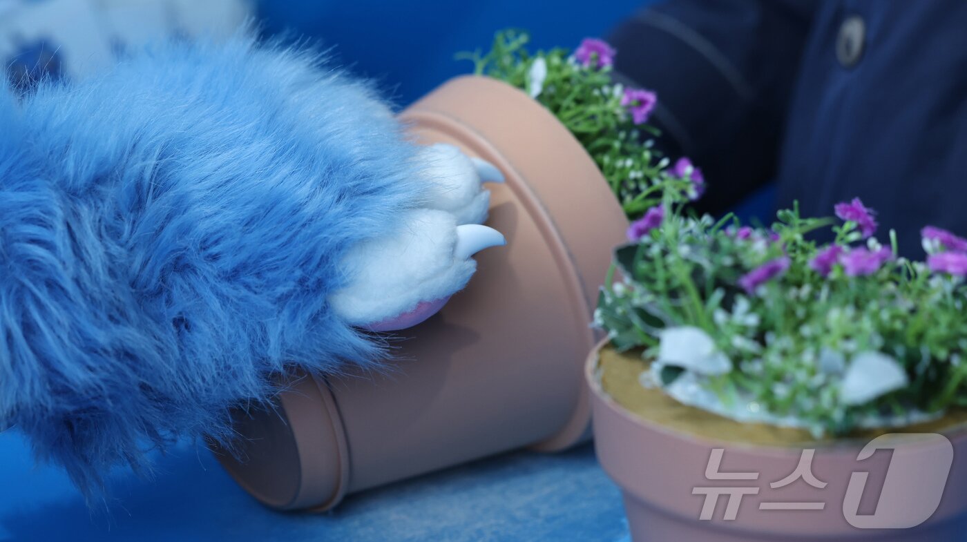 본문 이미지 - 경기 용인시 에버랜드 내 케이팝 데몬 헌터스 팝업존을 찾은 관람객이 컨텐츠를 즐기고 있다. ⓒ News1 장수영 기자