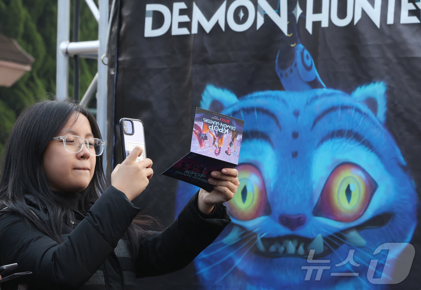 본문 이미지 - 경기 용인시 에버랜드 내 케이팝 데몬 헌터스 팝업존을 찾은 관람객이 컨텐츠를 즐기고 있다. ⓒ News1 장수영 기자