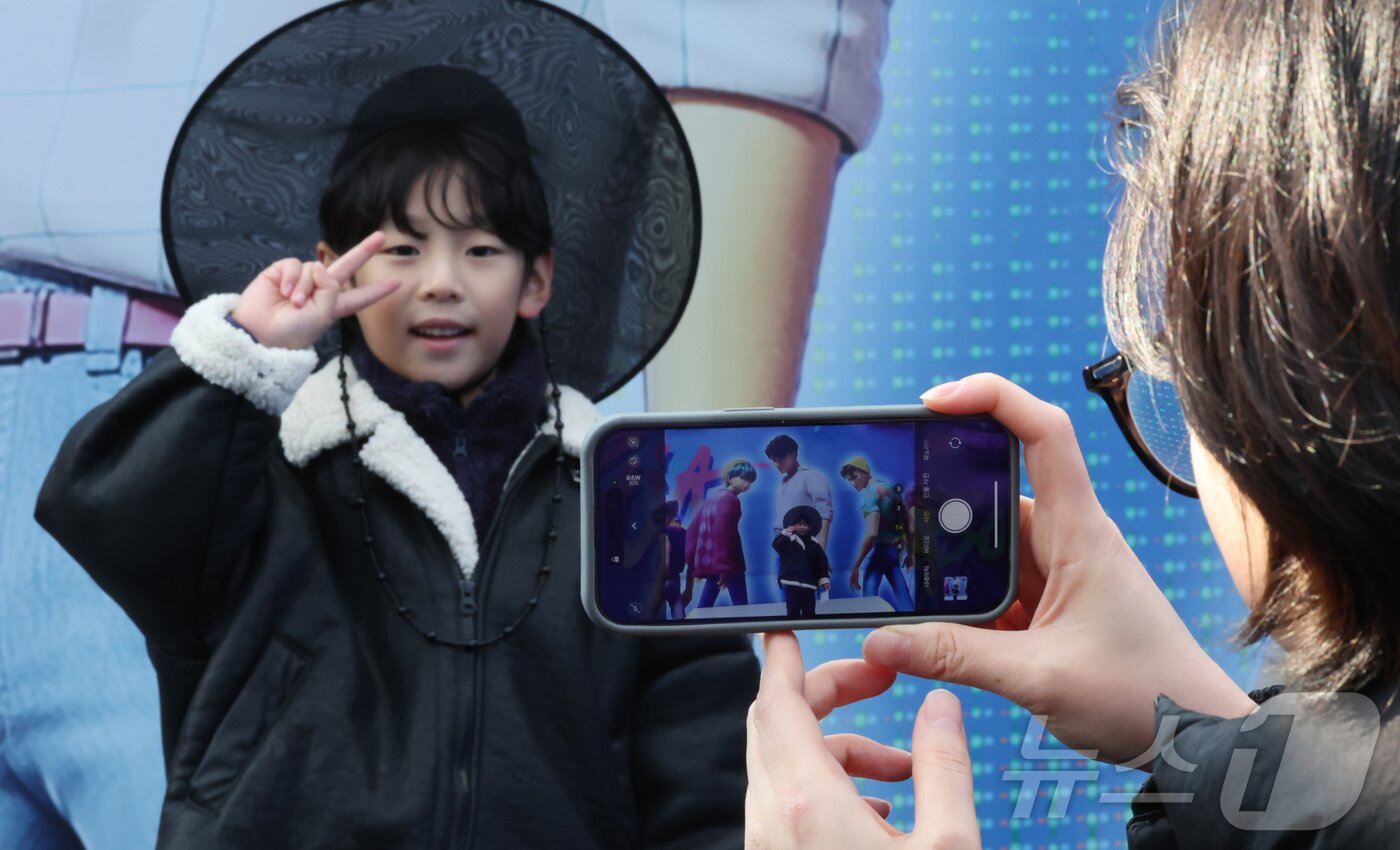본문 이미지 - 경기 용인시 에버랜드 내 케이팝 데몬 헌터스 팝업존을 찾은 어린이가 기념촬영하고 있다. ⓒ News1 장수영 기자