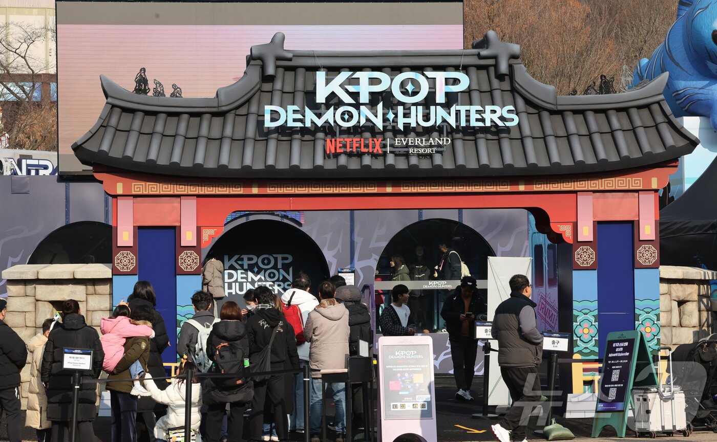 본문 이미지 - 경기 용인시 에버랜드 내 케이팝 데몬 헌터스 팝업존을 찾은 관람객들이 입장을 위해 줄을 서고 있다. ⓒ News1 장수영 기자