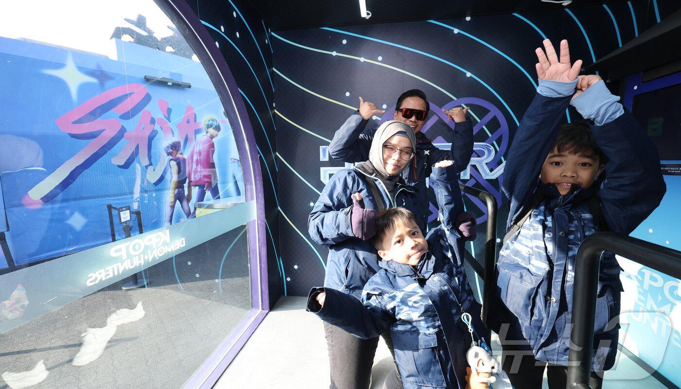 본문 이미지 - 경기 용인시 에버랜드 내 케이팝 데몬 헌터스 팝업존을 찾은 외국인 관람객들이 컨텐츠를 즐기고 있다. ⓒ News1 장수영 기자