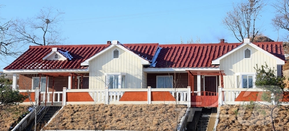 (평양 노동신문=뉴스1) = 북한 노동당 기관지 노동신문은 29일 평안북도 정주시 암두리, 박천군 봉린리, 운전군 북일리 여러 농장에 현대적인 '문화주택'이 건설됐다고 보도했다. …