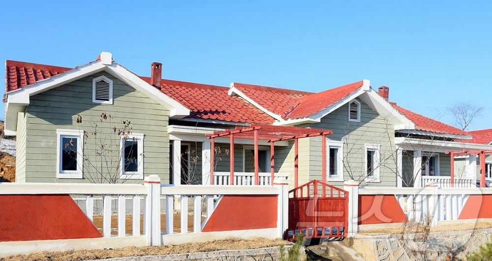 (평양 노동신문=뉴스1) = 북한 노동당 기관지 노동신문은 29일 평안북도 정주시 암두리, 박천군 봉린리, 운전군 북일리 여러 농장에 현대적인 '문화주택'이 건설됐다고 보도했다. …