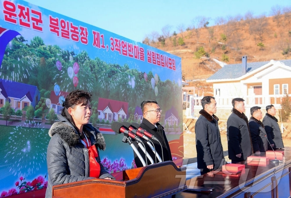 (평양 노동신문=뉴스1) = 북한 노동당 기관지 노동신문은 29일 평안북도 정주시 암두리, 박천군 봉린리, 운전군 북일리 여러 농장에 현대적인 '문화주택'이 건설됐다고 보도했다. …