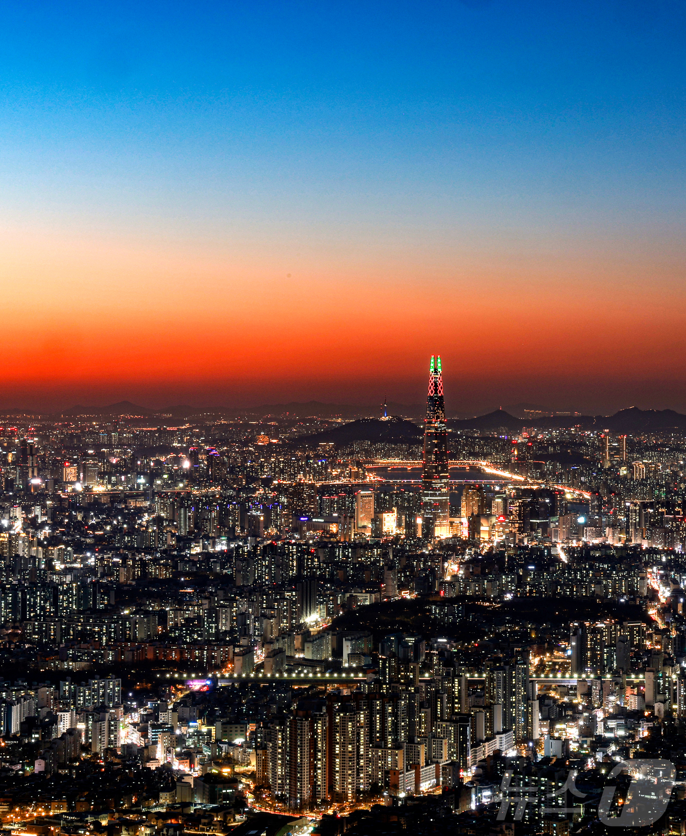 (서울=뉴스1) 이호윤 기자 = 을사년(乙巳年)의 마지막 숨결이 서울의 밤하늘로 스며들고 있다. 대통령 탄핵과 정권 교체, 청와대의 불이 다시 켜지는 순간까지 국정은 거친 물결 위 …