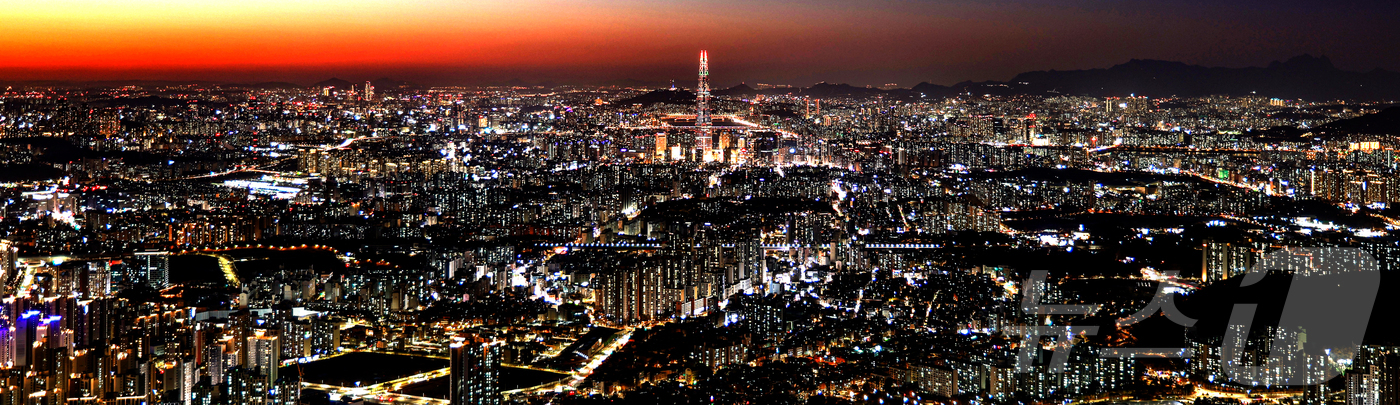 (서울=뉴스1) 이호윤 기자 = 을사년(乙巳年)의 마지막 숨결이 서울의 밤하늘로 스며들고 있다. 대통령 탄핵과 정권 교체, 청와대의 불이 다시 켜지는 순간까지 국정은 거친 물결 위 …