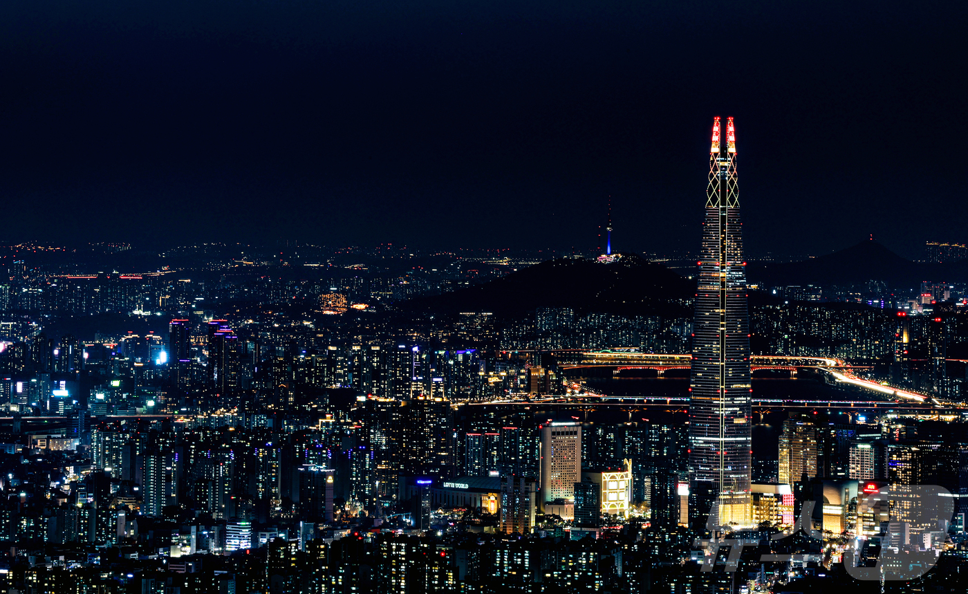 (서울=뉴스1) 이호윤 기자 = 을사년(乙巳年)의 마지막 숨결이 서울의 밤하늘로 스며들고 있다. 대통령 탄핵과 정권 교체, 청와대의 불이 다시 켜지는 순간까지 국정은 거친 물결 위 …