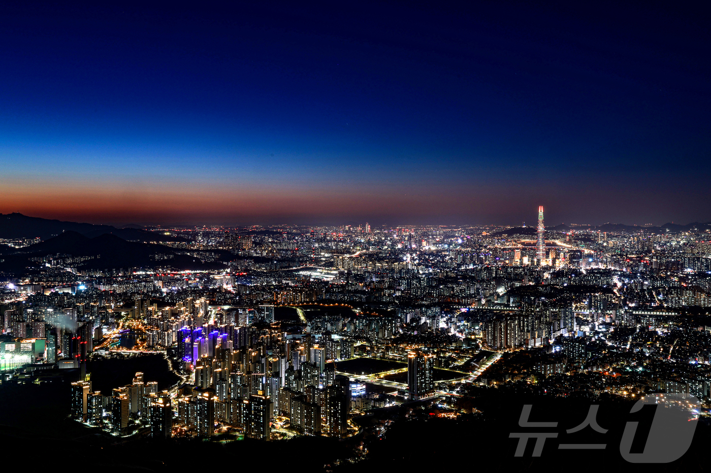 (서울=뉴스1) 이호윤 기자 = 을사년(乙巳年)의 마지막 숨결이 서울의 밤하늘로 스며들고 있다. 대통령 탄핵과 정권 교체, 청와대의 불이 다시 켜지는 순간까지 국정은 거친 물결 위 …