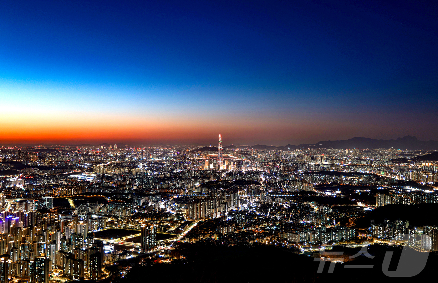 (서울=뉴스1) 이호윤 기자 = 을사년(乙巳年)의 마지막 숨결이 서울의 밤하늘로 스며들고 있다. 대통령 탄핵과 정권 교체, 청와대의 불이 다시 켜지는 순간까지 국정은 거친 물결 위 …