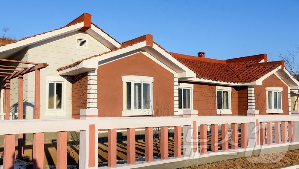 (평양 노동신문=뉴스1) = 북한 노동당 기관지 노동신문은 29일 평안북도 정주시 암두리, 박천군 봉린리, 운전군 북일리 여러 농장에 현대적인 '문화주택'이 건설됐다고 보도했다. …