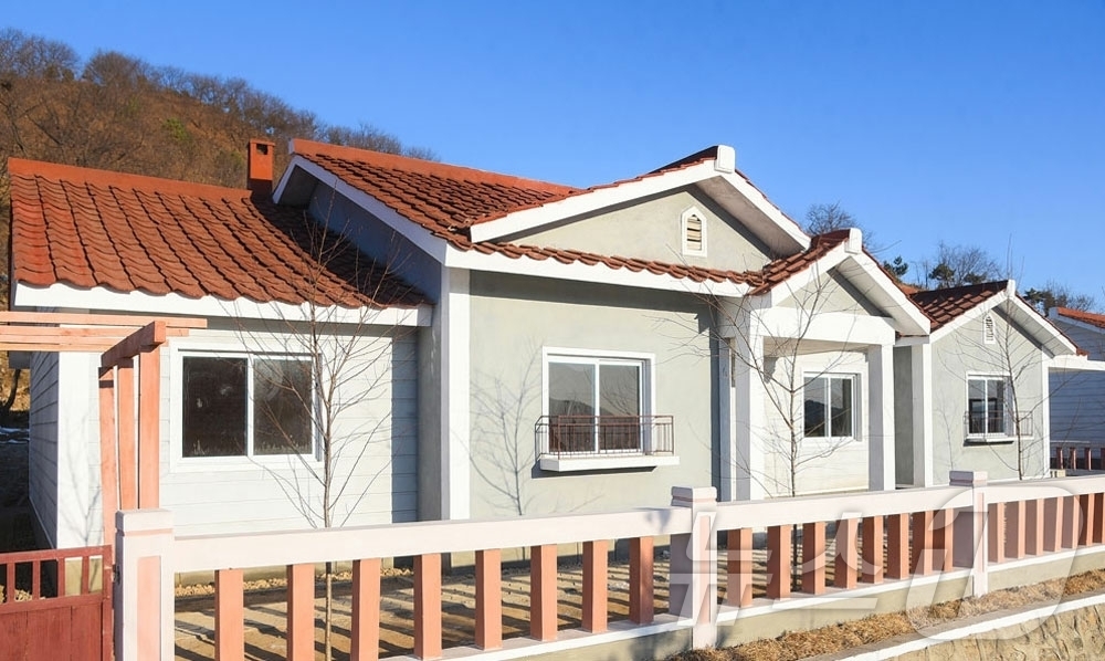 (평양 노동신문=뉴스1) = 북한 노동당 기관지 노동신문은 29일 평안북도 정주시 암두리, 박천군 봉린리, 운전군 북일리 여러 농장에 현대적인 '문화주택'이 건설됐다고 보도했다. …