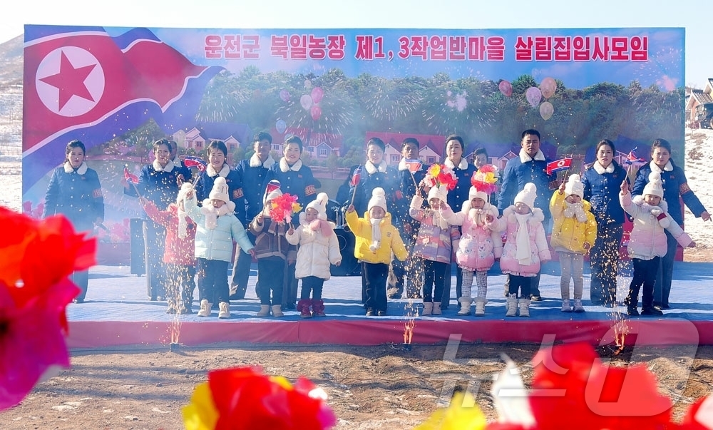 (평양 노동신문=뉴스1) = 북한 노동당 기관지 노동신문은 29일 평안북도 정주시 암두리, 박천군 봉린리, 운전군 북일리 여러 농장에 현대적인 '문화주택'이 건설됐다고 보도했다. …