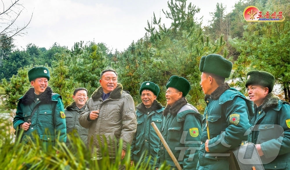 (평양 노동신문=뉴스1) = 북한 노동당 기관지 노동신문은 29일 룡성구역 산림경영소에서 "산림감독원들이 맡은 일을 책임적으로 해나가도록 이끌어주고 있다"라고 선전했다. [국내에서 …