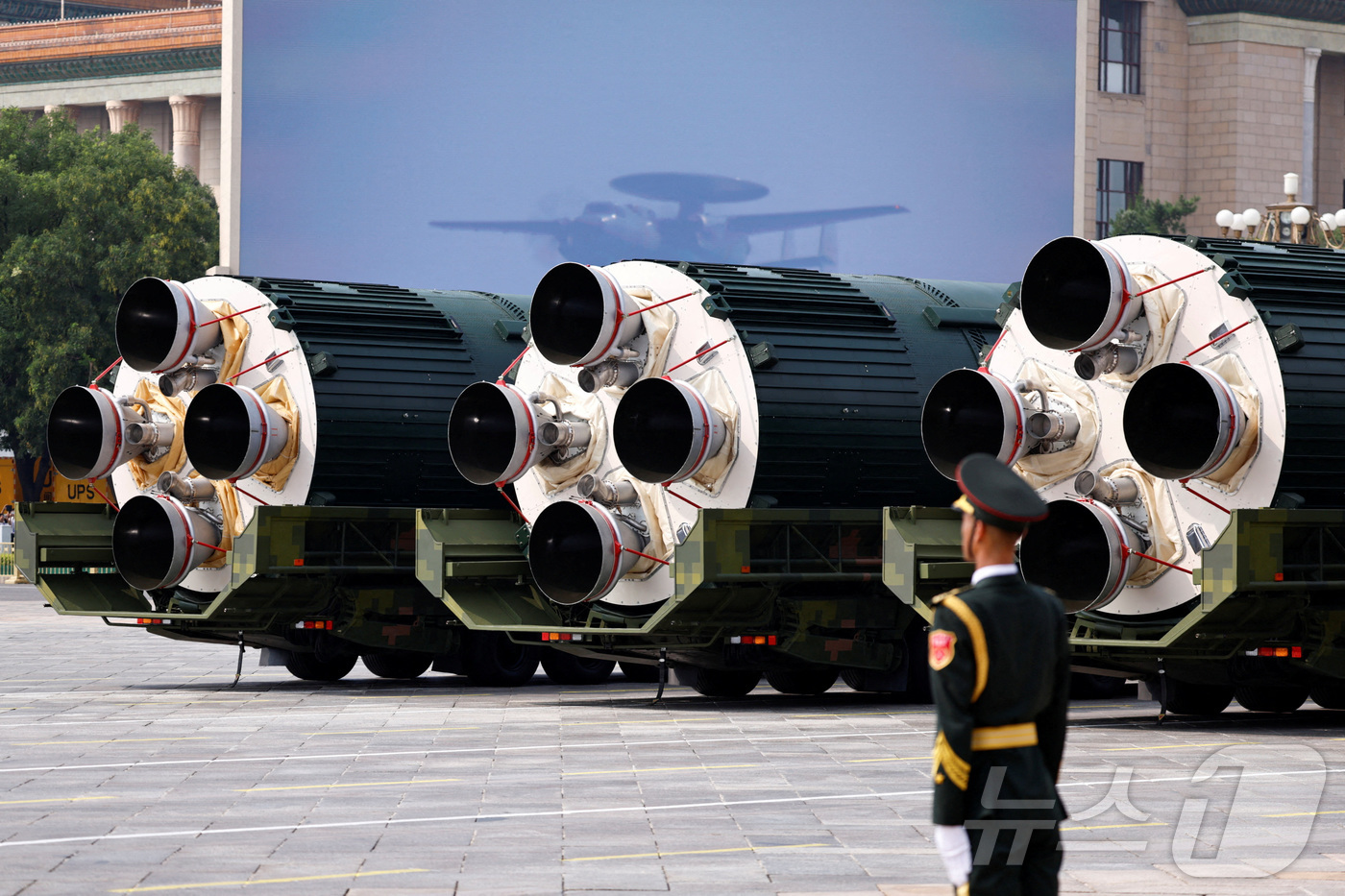 (베이징 로이터=뉴스1) 윤다정 기자 = 9월 3일(현지시간) 중국 베이징에서 진행된 제2차 세계대전 승리(전승절) 80주년 열병식에서 인민해방군 소속 병사가 전략 타격 부대가 전 …