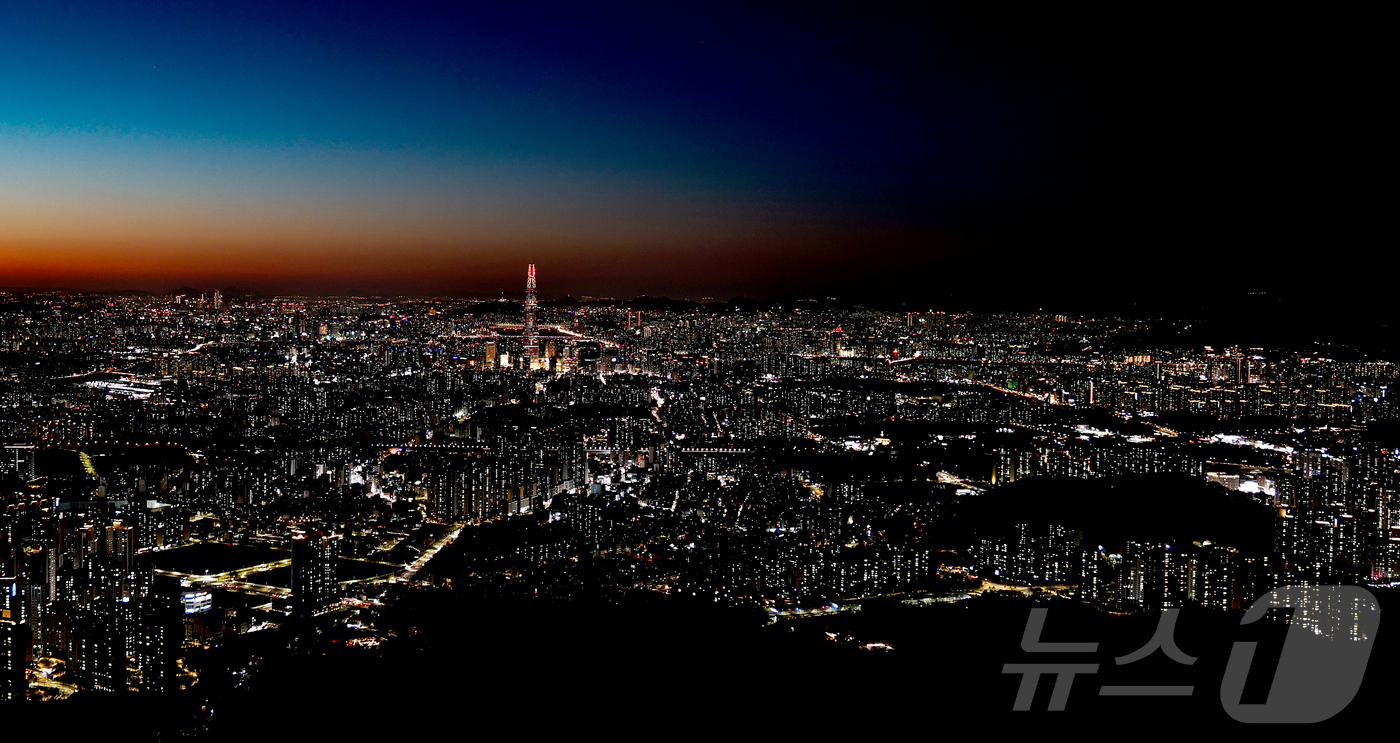 (서울=뉴스1) 이호윤 기자 = 을사년(乙巳年)의 마지막 숨결이 서울의 밤하늘로 스며들고 있다. 대통령 탄핵과 정권 교체, 청와대의 불이 다시 켜지는 순간까지 국정은 거친 물결 위 …
