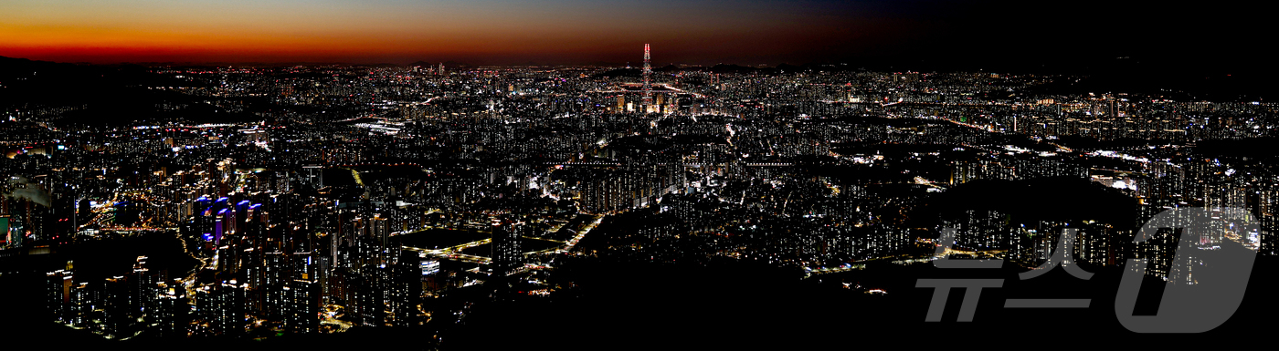 (서울=뉴스1) 이호윤 기자 = 을사년(乙巳年)의 마지막 숨결이 서울의 밤하늘로 스며들고 있다. 대통령 탄핵과 정권 교체, 청와대의 불이 다시 켜지는 순간까지 국정은 거친 물결 위 …