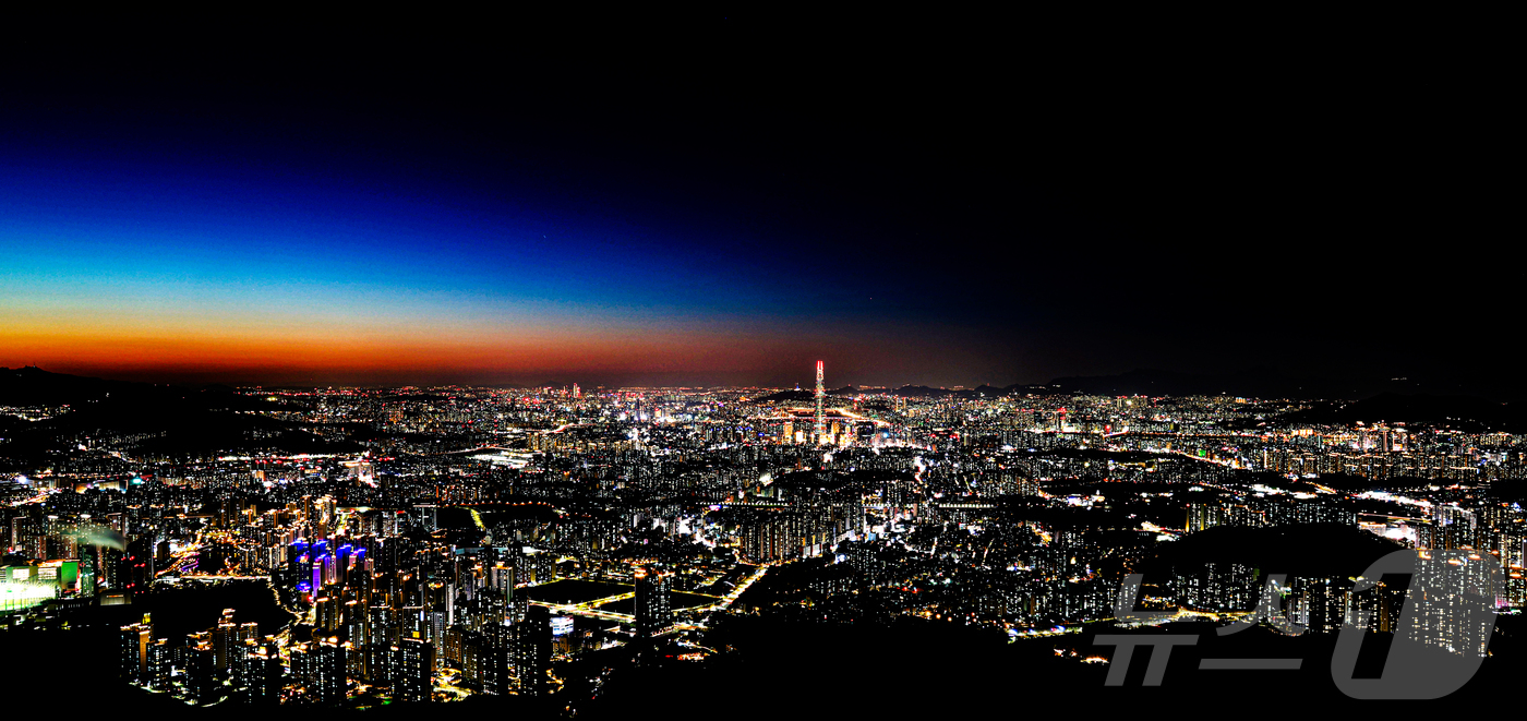 (서울=뉴스1) 이호윤 기자 = 을사년(乙巳年)의 마지막 숨결이 서울의 밤하늘로 스며들고 있다. 대통령 탄핵과 정권 교체, 청와대의 불이 다시 켜지는 순간까지 국정은 거친 물결 위 …