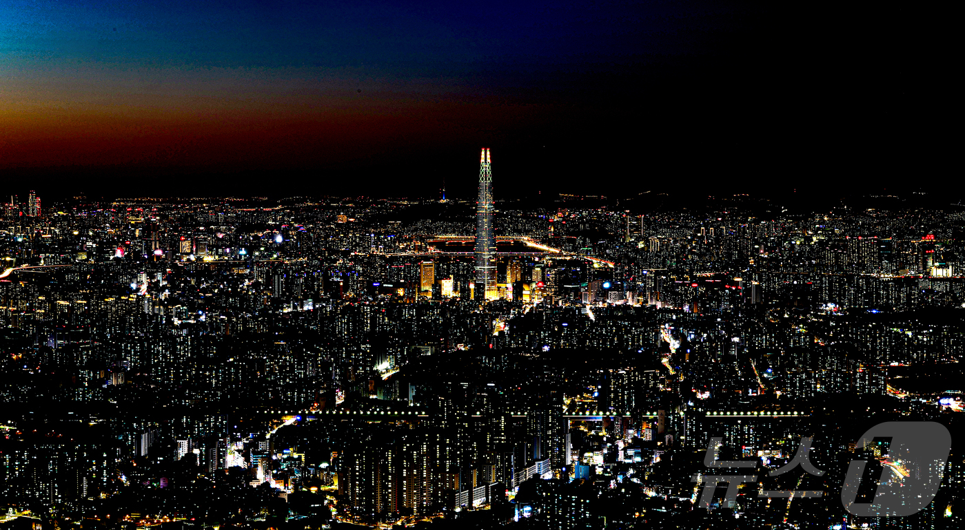 (서울=뉴스1) 이호윤 기자 = 을사년(乙巳年)의 마지막 숨결이 서울의 밤하늘로 스며들고 있다. 대통령 탄핵과 정권 교체, 청와대의 불이 다시 켜지는 순간까지 국정은 거친 물결 위 …