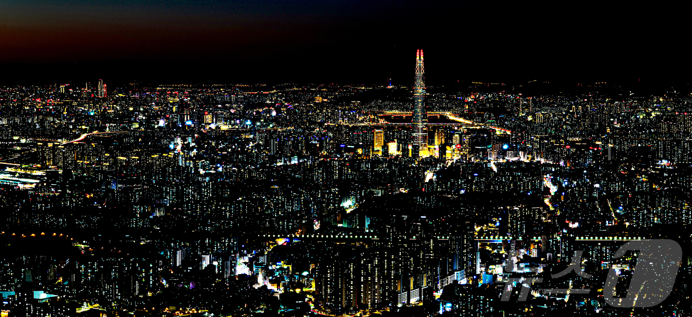 (서울=뉴스1) 이호윤 기자 = 을사년(乙巳年)의 마지막 숨결이 서울의 밤하늘로 스며들고 있다. 대통령 탄핵과 정권 교체, 청와대의 불이 다시 켜지는 순간까지 국정은 거친 물결 위 …