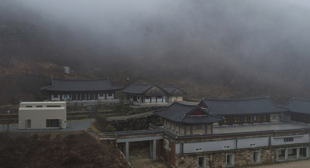 LG전자, 산불 피해 천년고찰 스님들에 'LG 스마트코티지' 기증