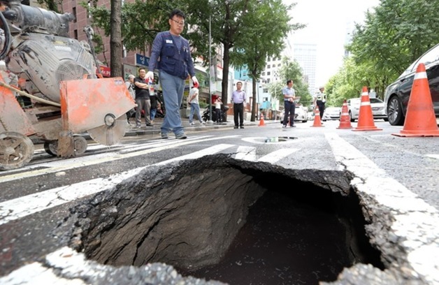인천 2호선 서구청역 인근 1.5m 싱크홀…도로 부분 통제